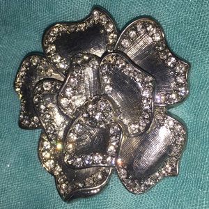 Flower design silver tone brooch